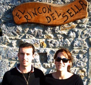 Ana y Roberto propietarios del Rincón del Sella y Fareru